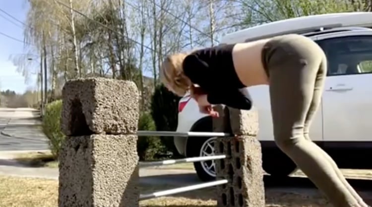 Kirstine salta vallas como si fuera un caballo de verdad. 