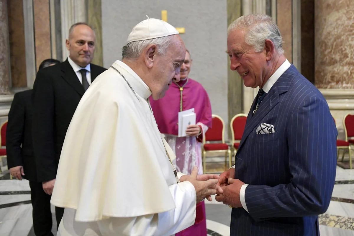 Imagen de archivo del Papa y el entonces príncipe de Gales, en octubre de 2019. 
