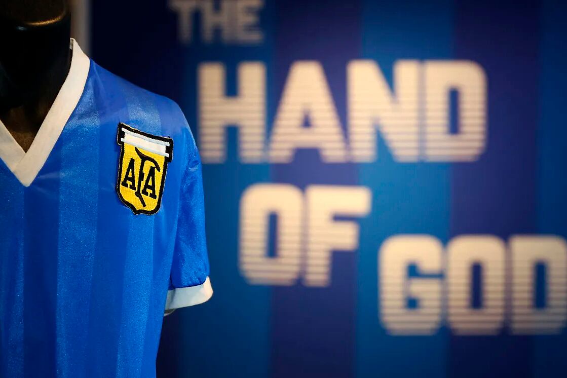 La histórica camiseta se subastó en casi 9 millones de dólares