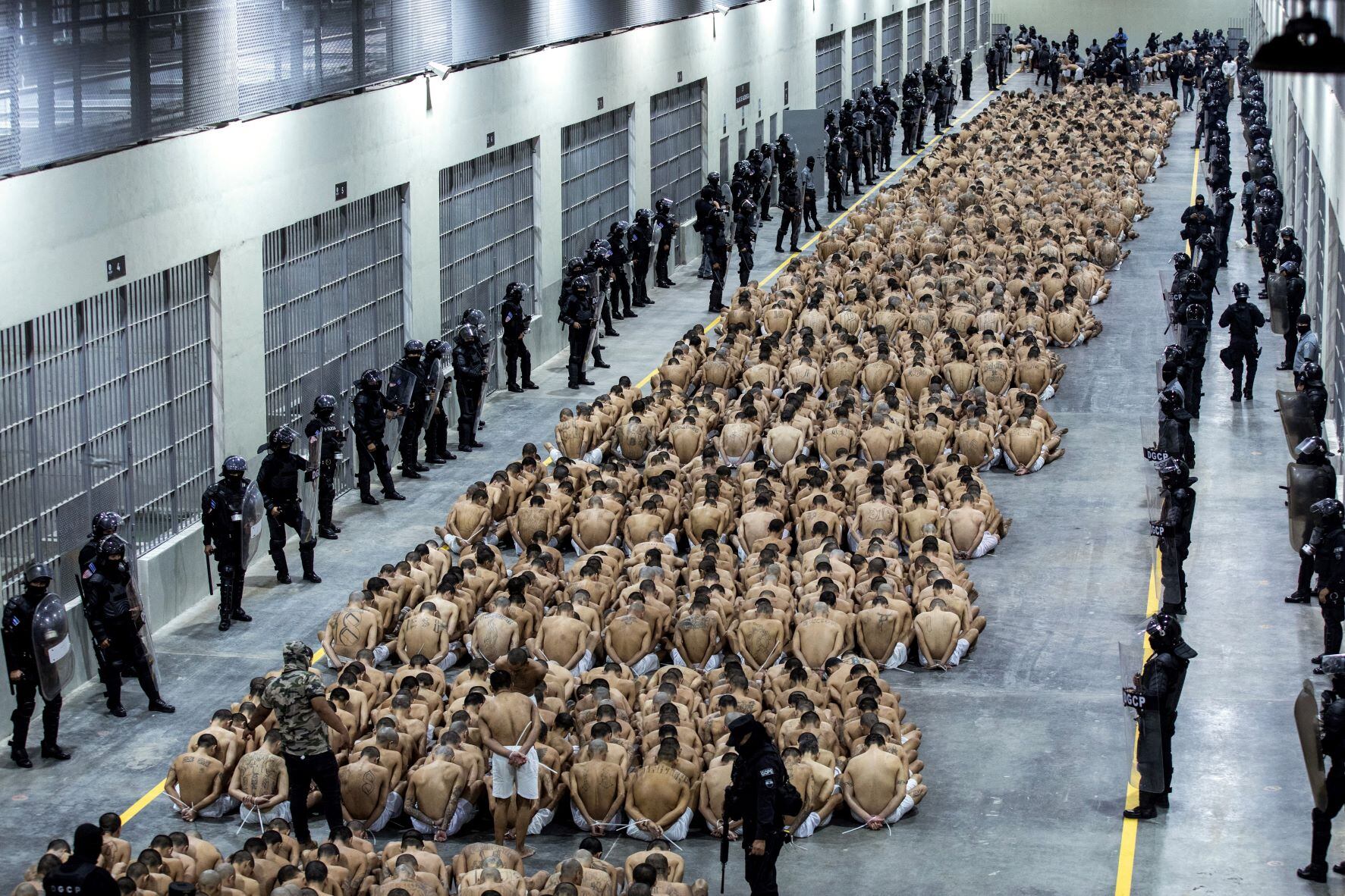 La impactante imagen de los supuestos pandilleros, en la megacárcel (Foto: AFP).