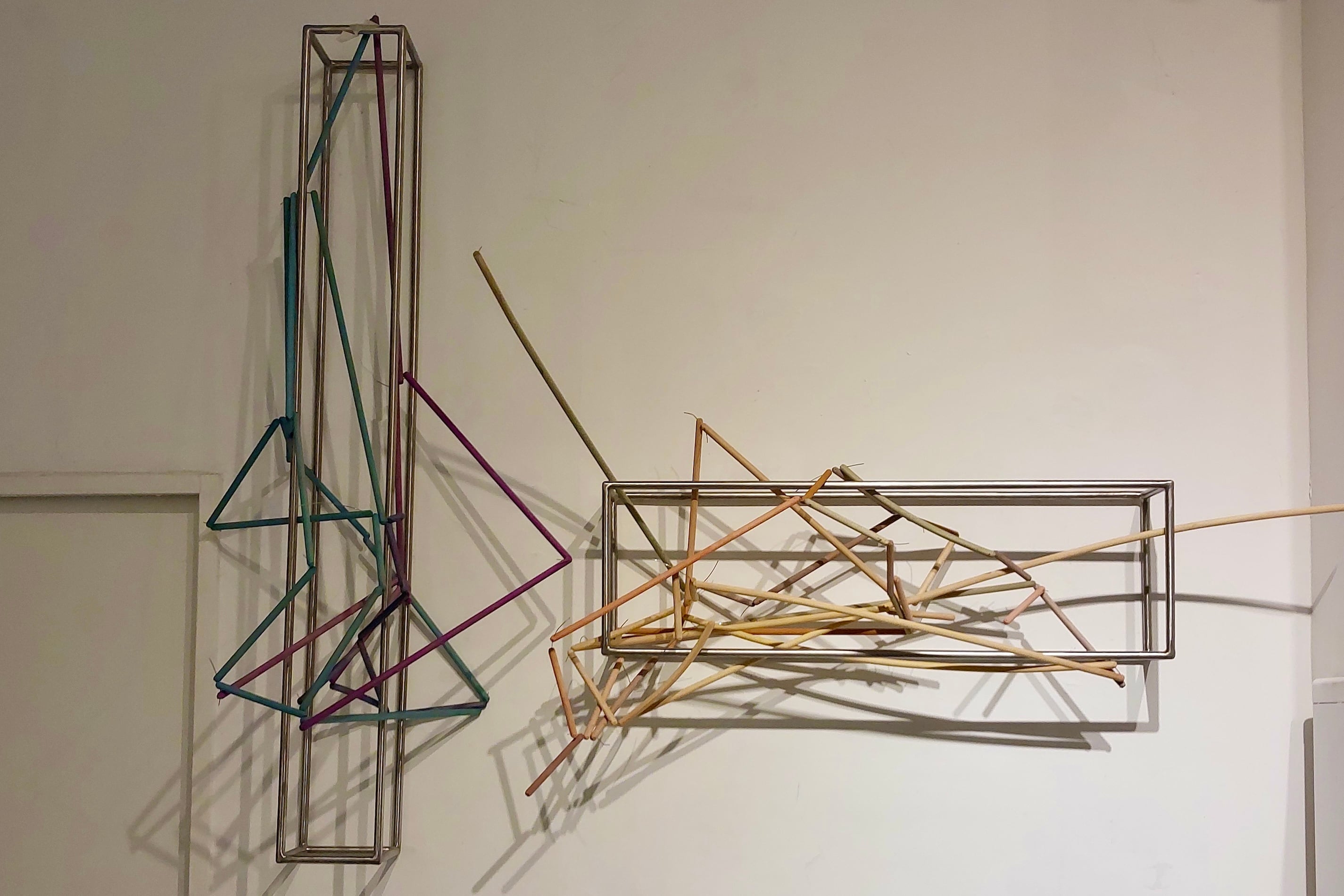 Dos de las obras de Adrián Unger. Abajo: Otra pieza de A. Unger.