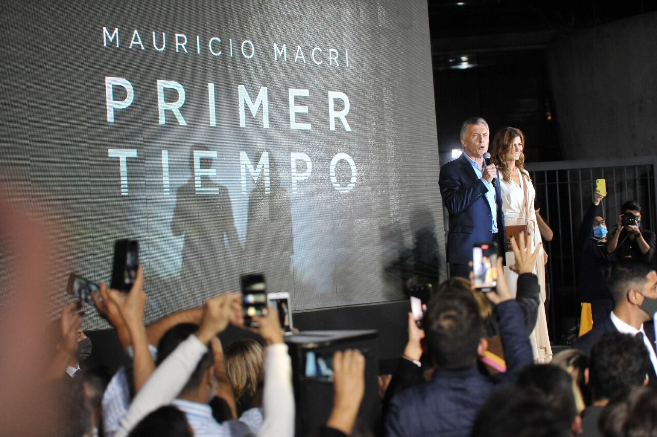 Macri junto a su mujer, Juliana Awada, en la presentación de su libro.