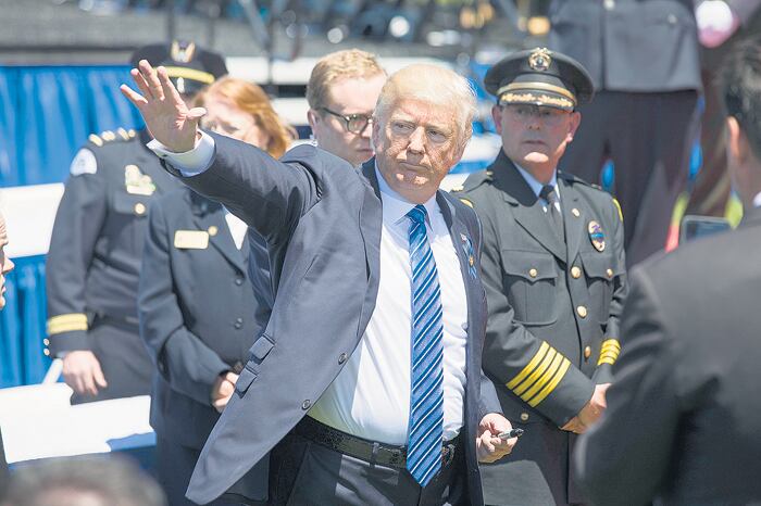 A Trump le piden que publique documentos que él insinuó tener sobre el despido del director del FBI.