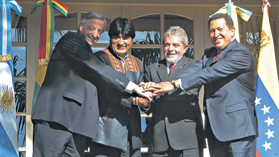 Néstor Kirchner, Hugo Chávez y Evo Morales en la cumbre de mandatarios de 2006, junto a Lula, en Puerto Iguazú. Tiempos de integración latinoamericana.
