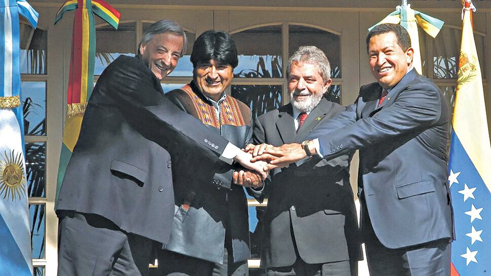 Néstor Kirchner, Hugo Chávez y Evo Morales en la cumbre de mandatarios de 2006, junto a Lula, en Puerto Iguazú. Tiempos de integración latinoamericana.