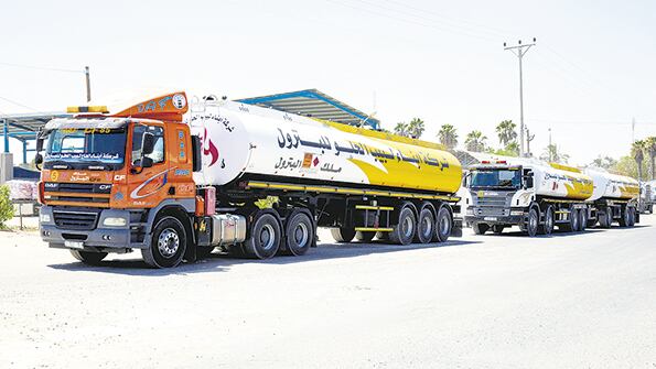 Camiones cisterna hacían fila ayer en el cruce de Kerem Shalom, reabierto esta semana.