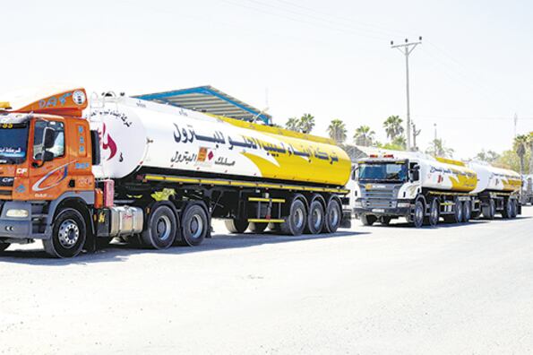 Camiones cisterna hacían fila ayer en el cruce de Kerem Shalom, reabierto esta semana.