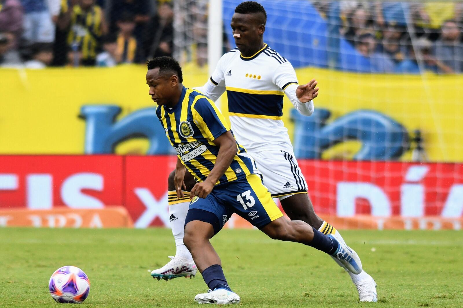 Campaz lleva la pelota ante la presión de Advíncula.