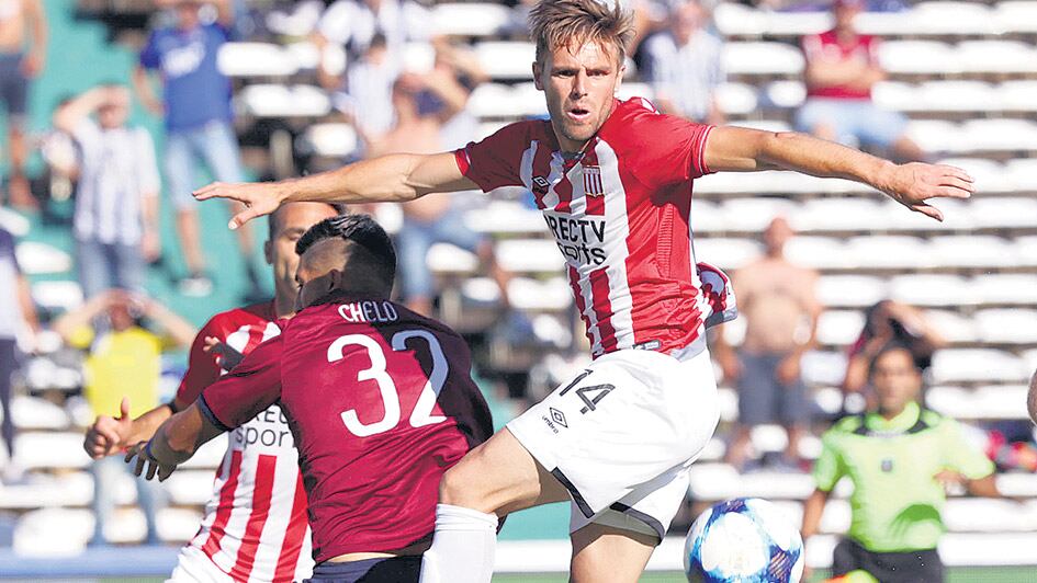 La abundante lluvia complicó el campo y el juego.