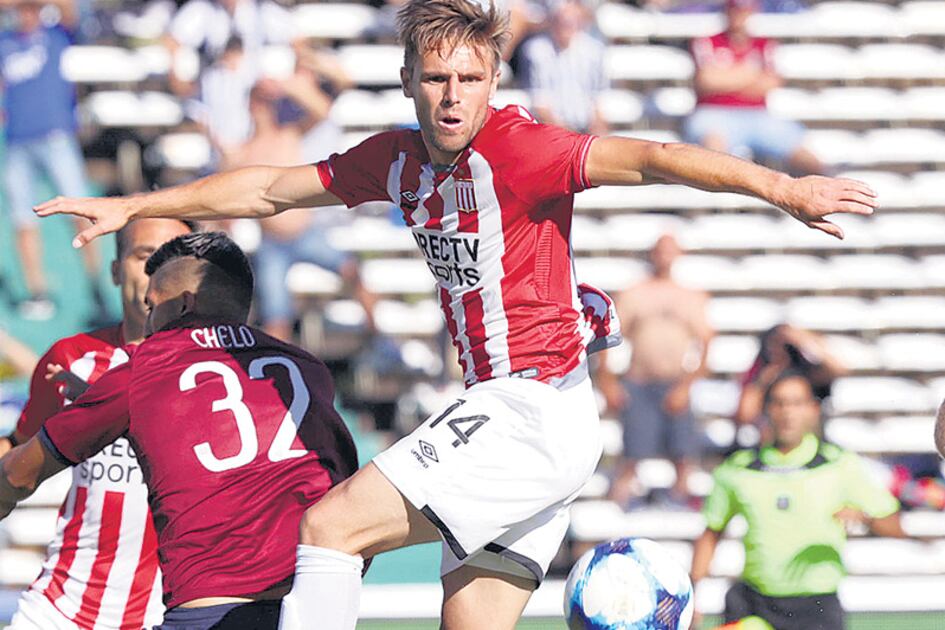 La abundante lluvia complicó el campo y el juego.