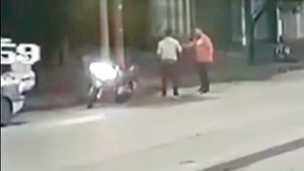 El video de una cámara muestra que el joven nunca se resistió, como alegó el policía.