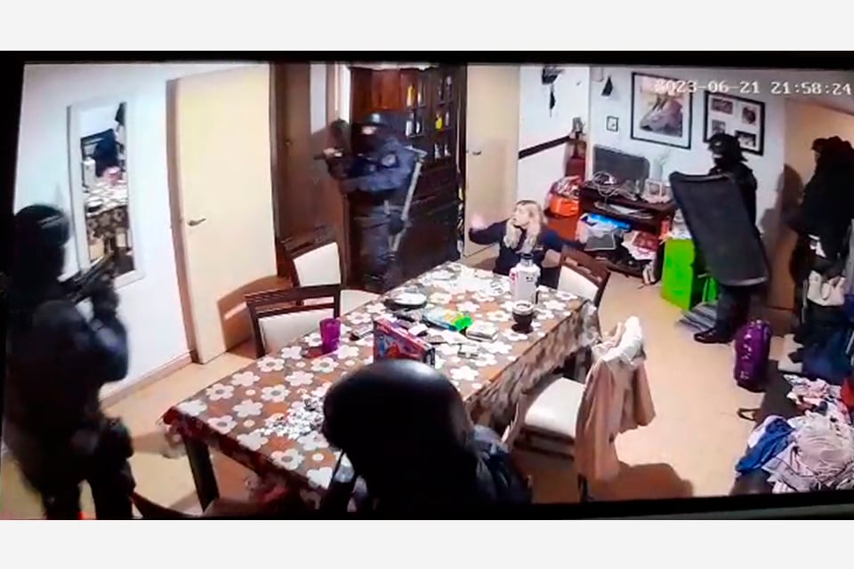 Captura de video del allanamiento en el interior de la casa.
