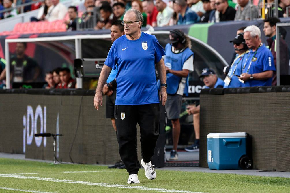 Marcelo Bielsa, a los 68 años, reinventó a Uruguay. Lleva 7 triunfos, un empate y dos derrotas.