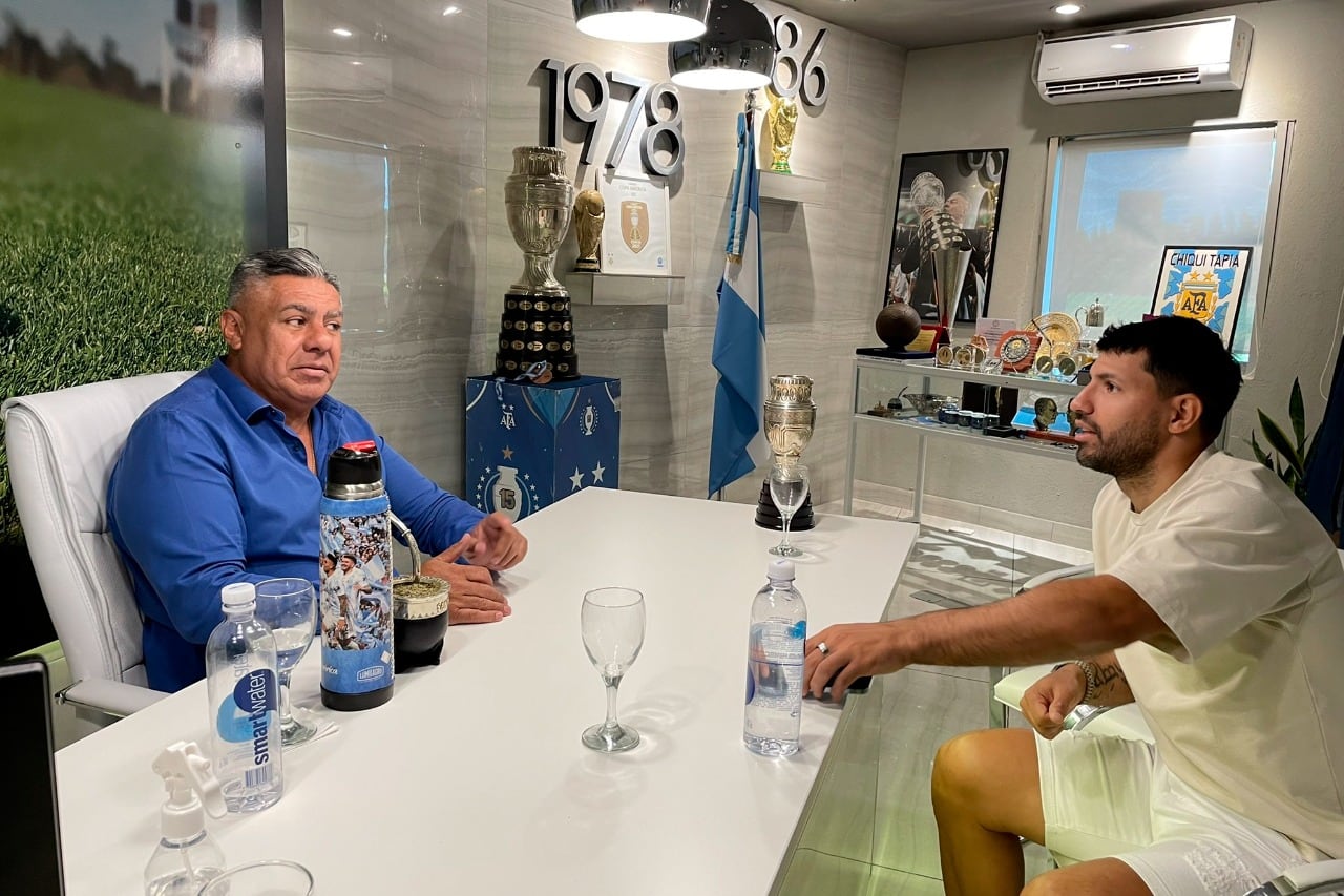 Chiqui Tapia y el Kun Agüero se reunieron en Ezeiza