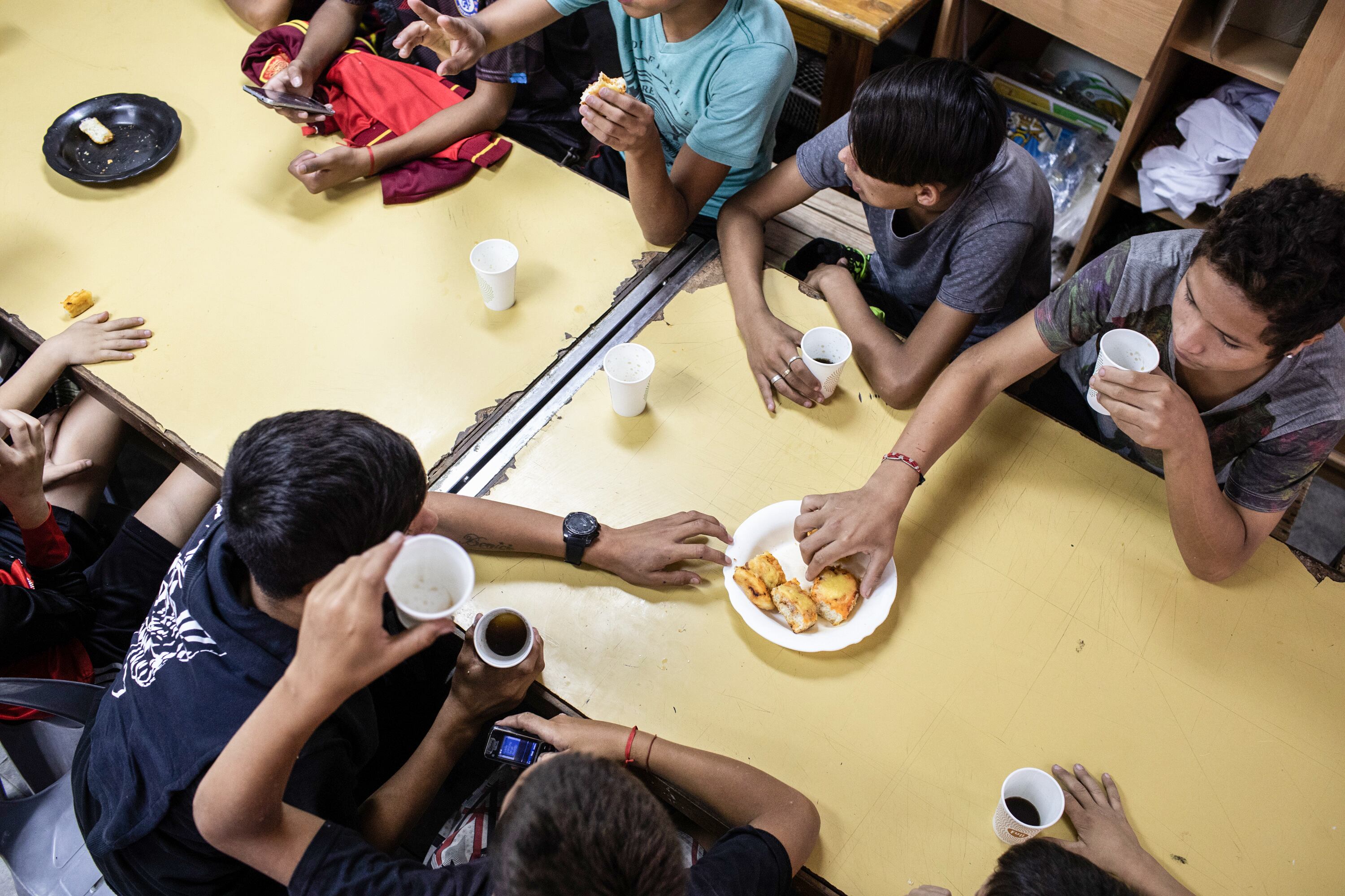 Larroque ironizó al describir que la ayuda alimentaria de Nación equivale a "tres empanadas".