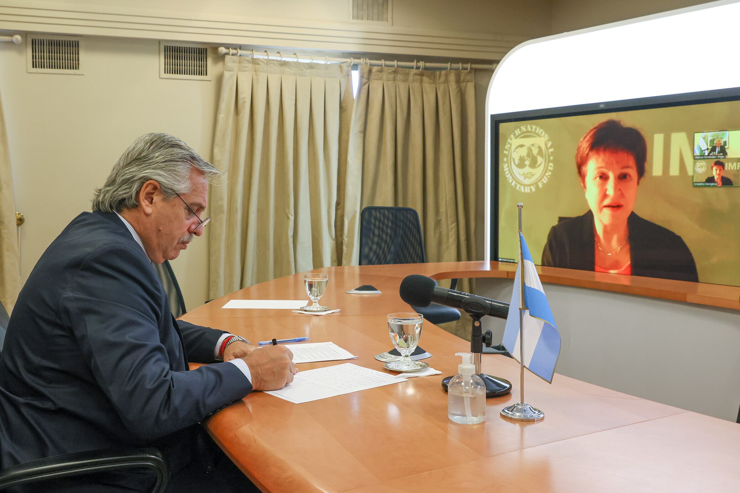 Hace unas semanas, el presidente Alberto Fernández en videoconferencia con la titular del FMI, Kristalina Georgieva.