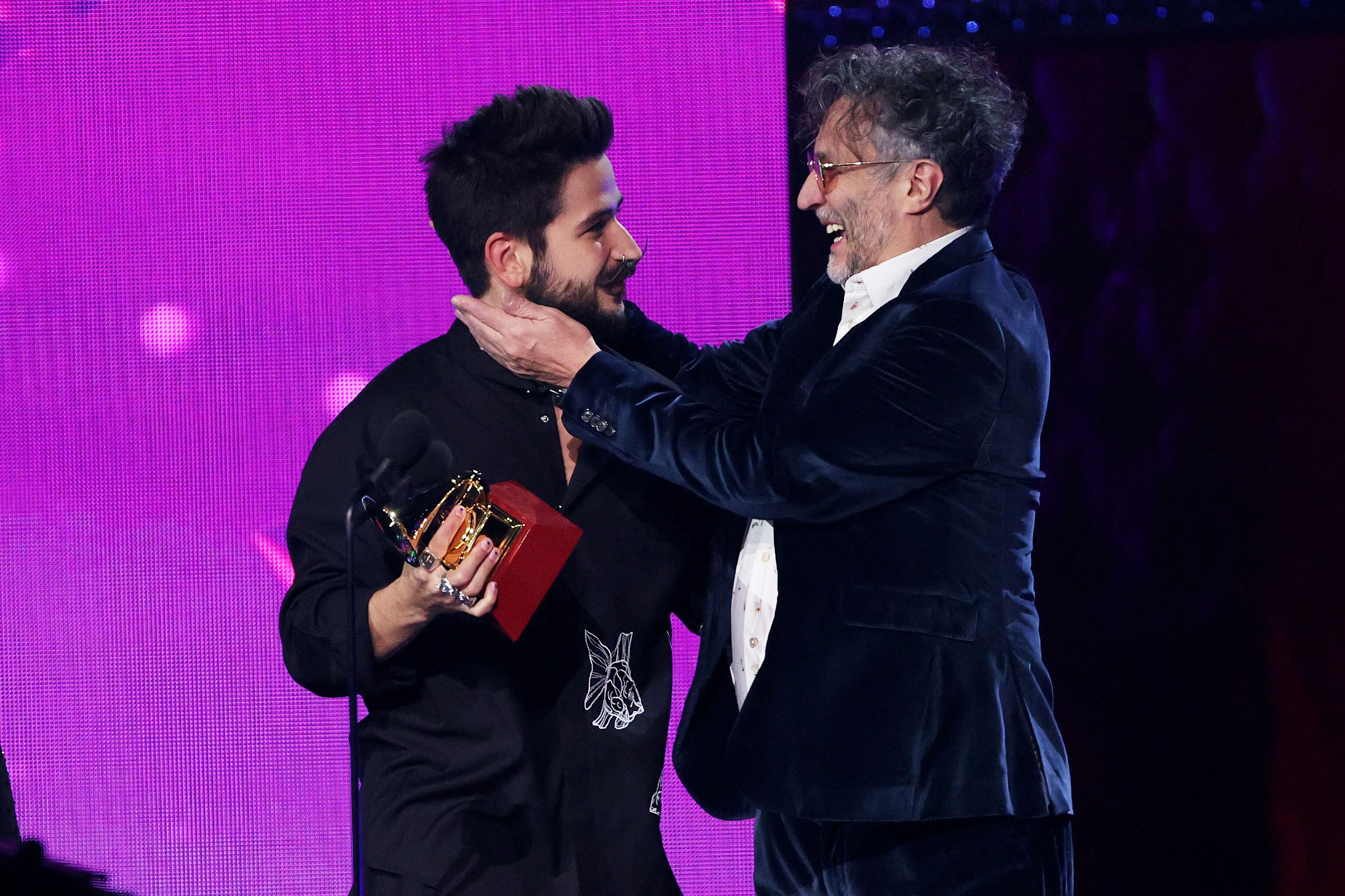 Fito Páez, que participó como presentador en la entrega de los Premios Grammy Latinos 2021, con Camilo, el gran ganador de la ceremonia de este año.