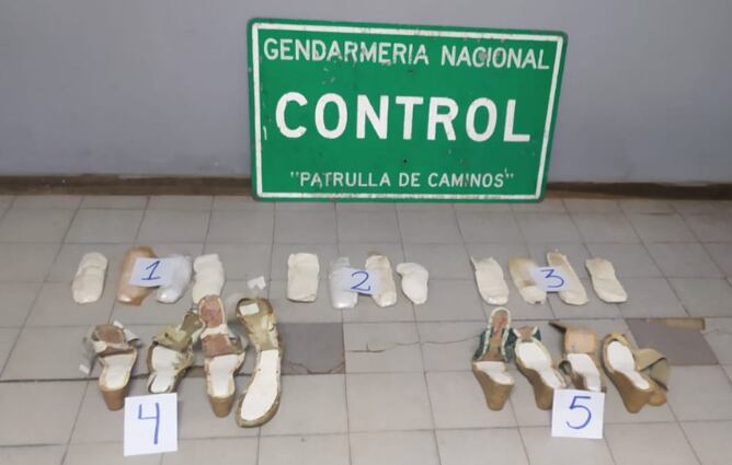 Cocaína en sandalias y zapatillas.