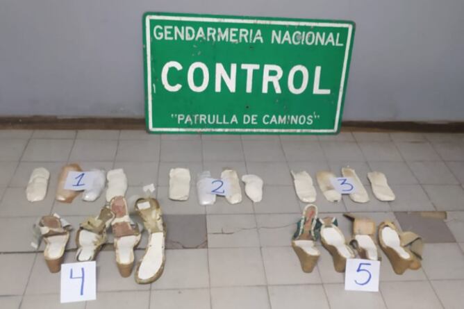 Cocaína en sandalias y zapatillas.
