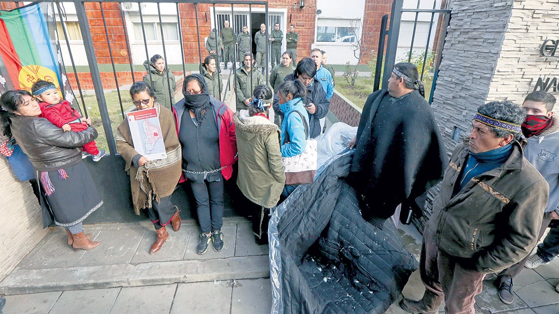Integrantes de la comunidad mapuche Campo Maripe en una de las protestas por las tierras explotadas por YPF.