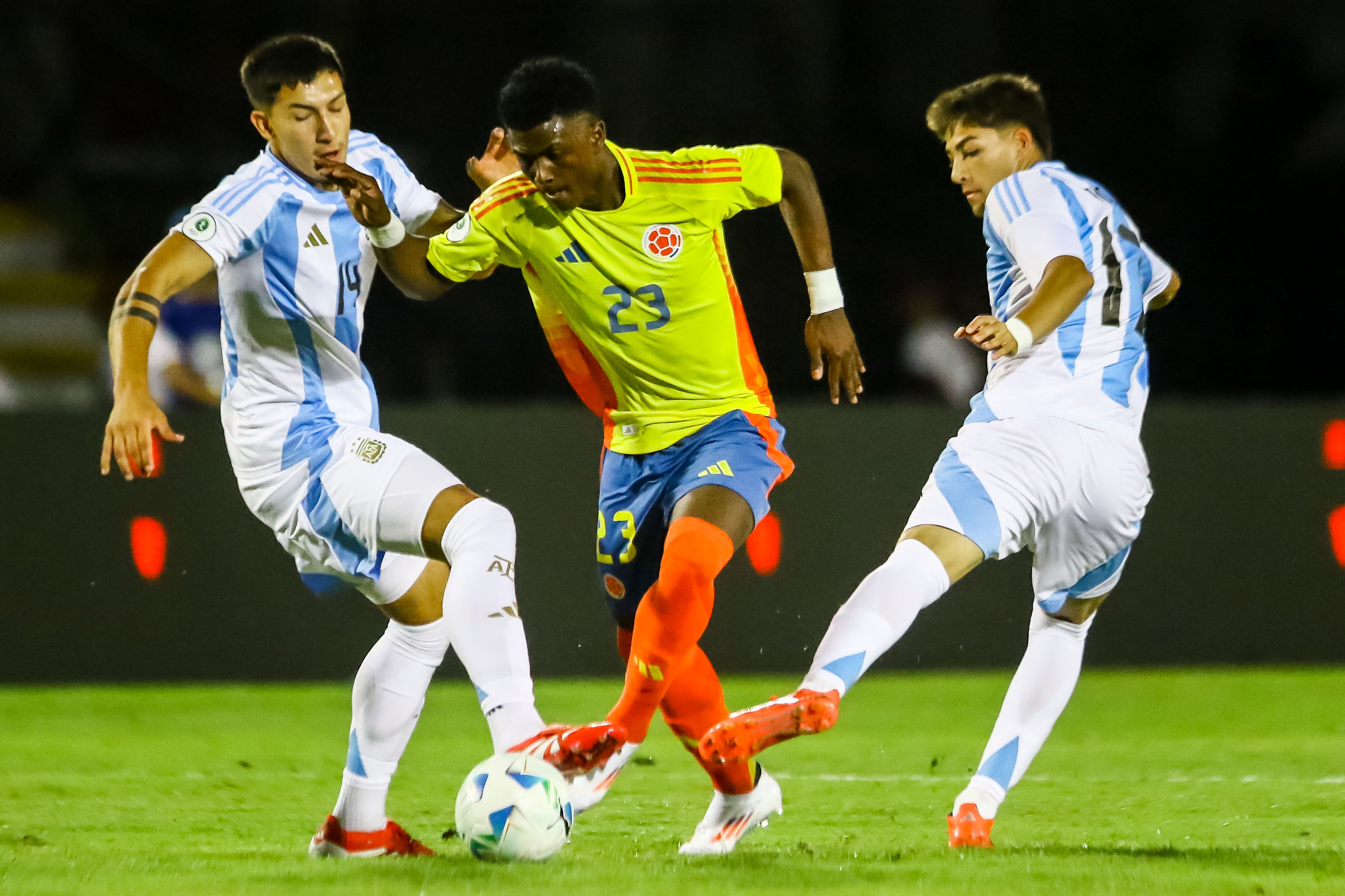 Villarreal escapa entre Tobías Ramírez y Valentino Acuña