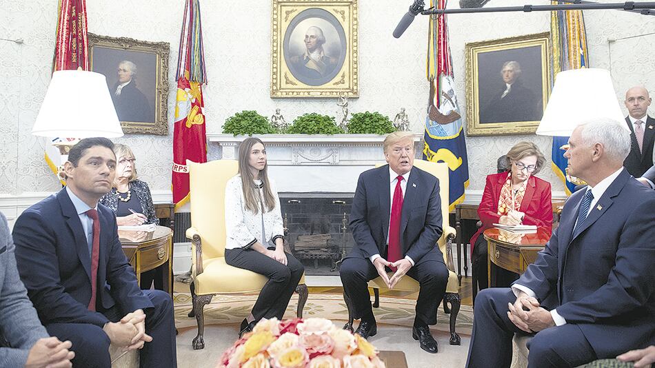 Rosales y Trump rodeados de colaboradores, ayer, en el Salón Oval de la Casa Blanca.