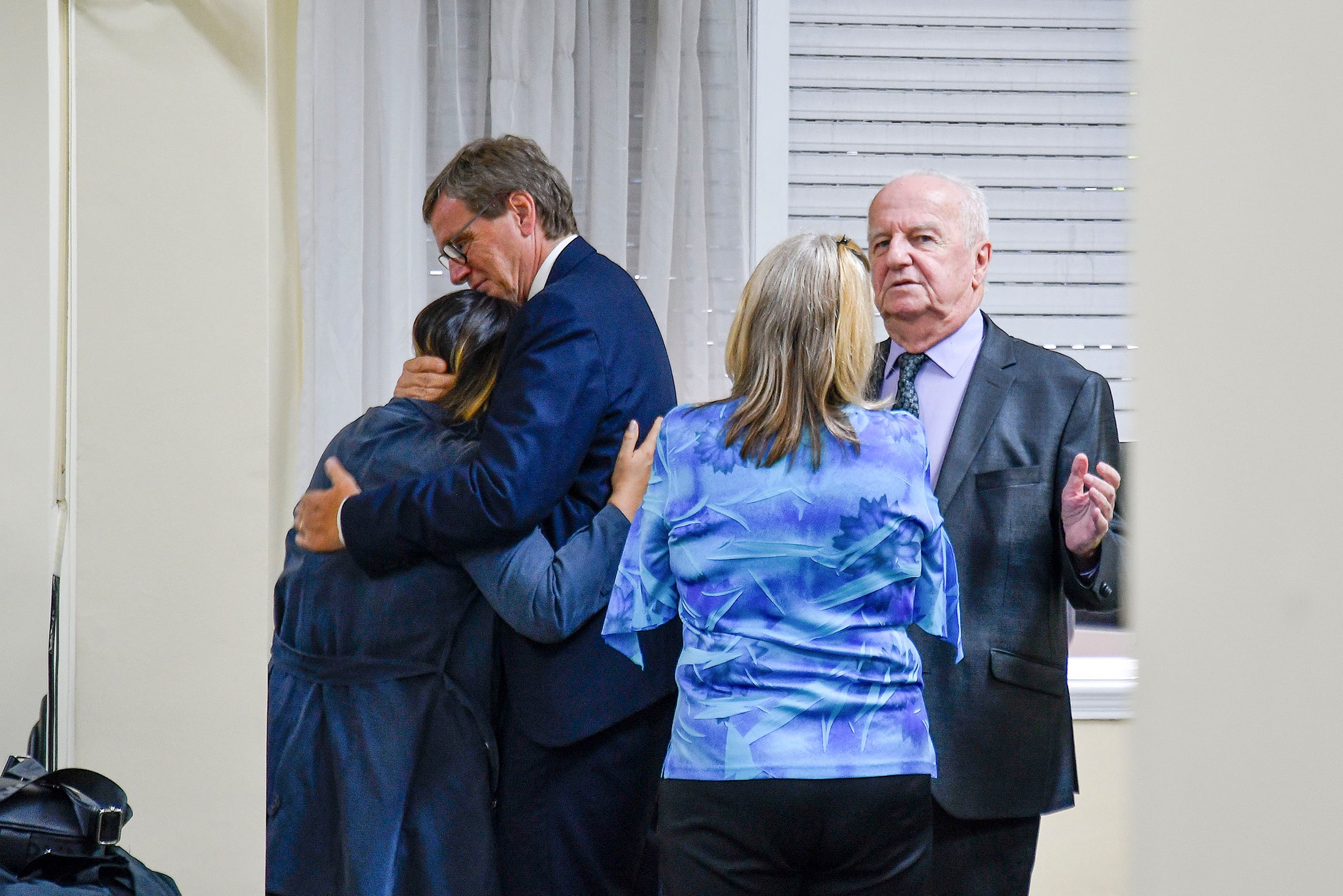 Martingano y Frías se abrazan al terminar el juicio. 