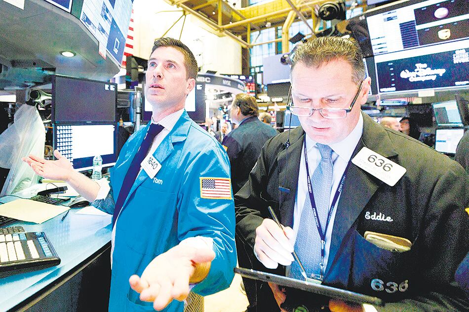 El barril de crudo cotizó a 28,7 dólares. Se trata de una pérdida diaria de 12,8 por ciento y un retroceso del 52,8 por ciento desde el inicio del año.