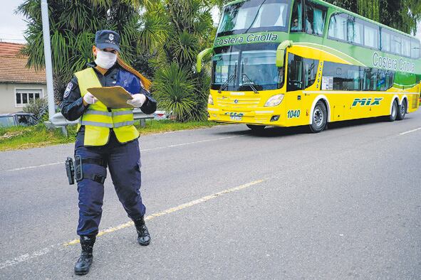 Controles a los pasajeros en los ingresos a las ciudades costeras.