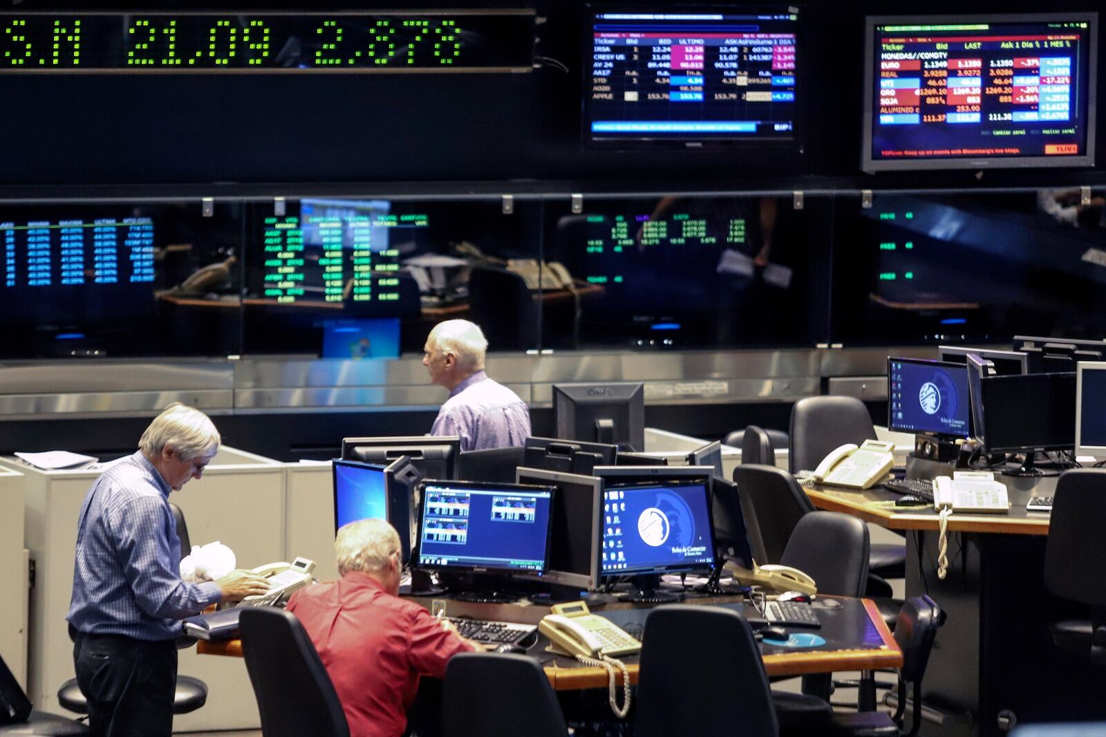 Ni las acciones de firmas líderes se salvaron del éxodo de las inversiones especulativas