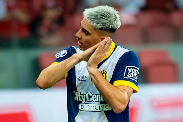 Agustín Sánchez festeja la apertura del marcador en Porto Alegre.