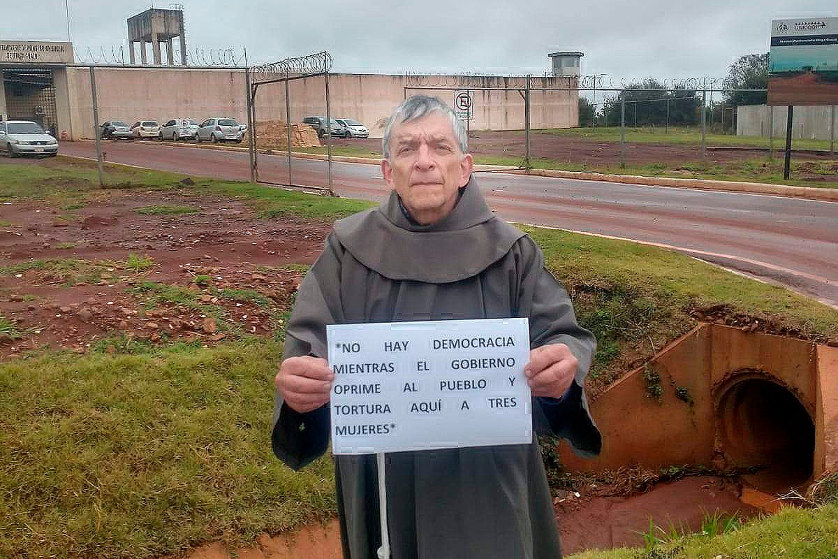 El cura Viana frente al penal de Minga Guazú, en Paraguay. 