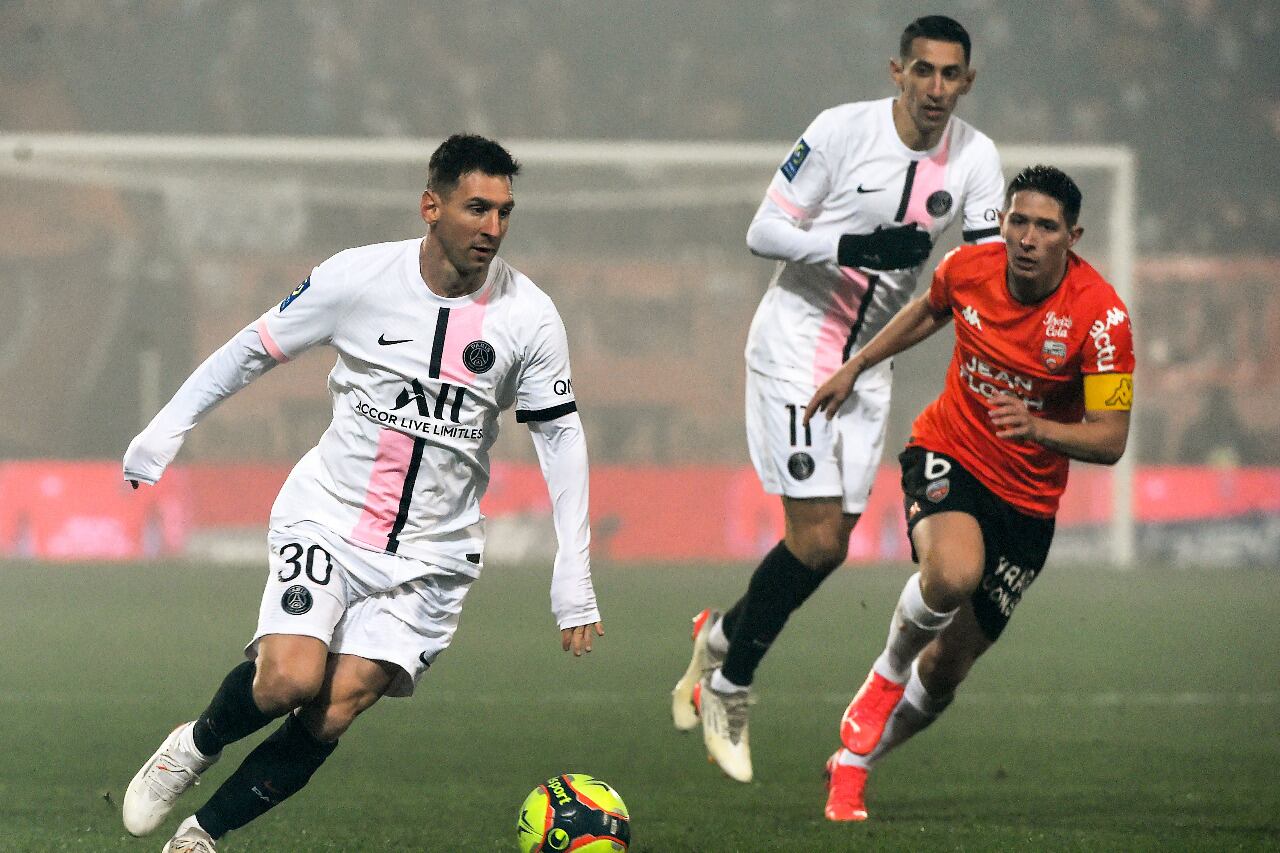 Messi tuvo varias ocasiones y un remate en el palo