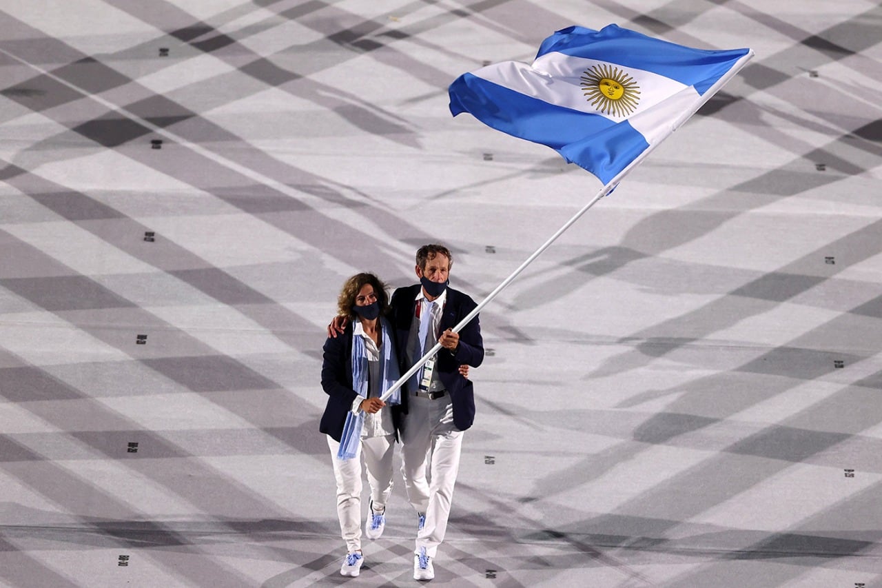 Cecilia Carranza y su compañero  en la clase Nacra 17 y también abanderado, Santiago Lange.