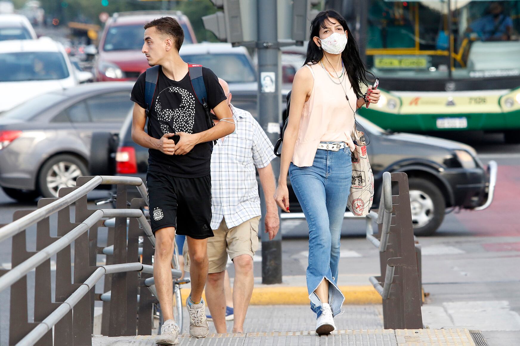 En CABA sigue siendo obligatorio el uso de barbijos en espacios cerrados