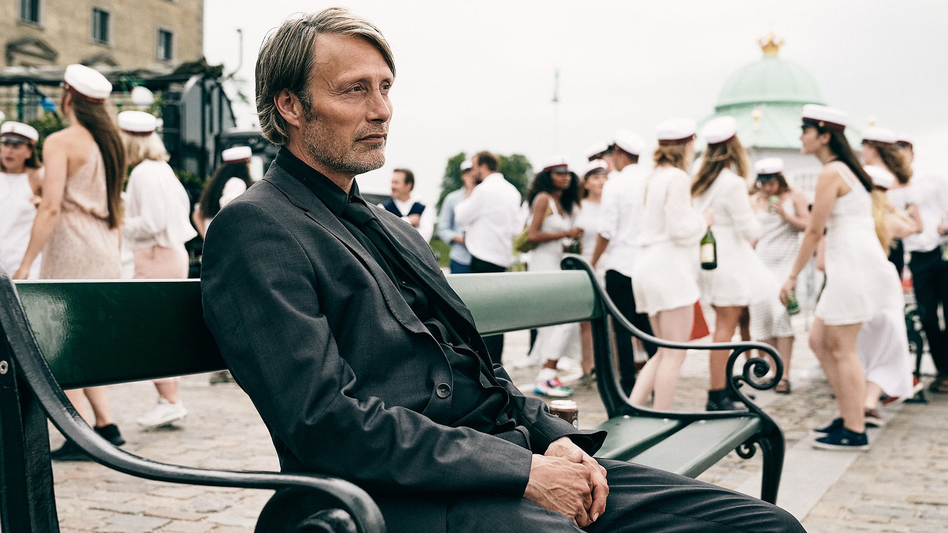 Mikkelsen lleva la depresión en el rostro y la confusión en el cerebro.