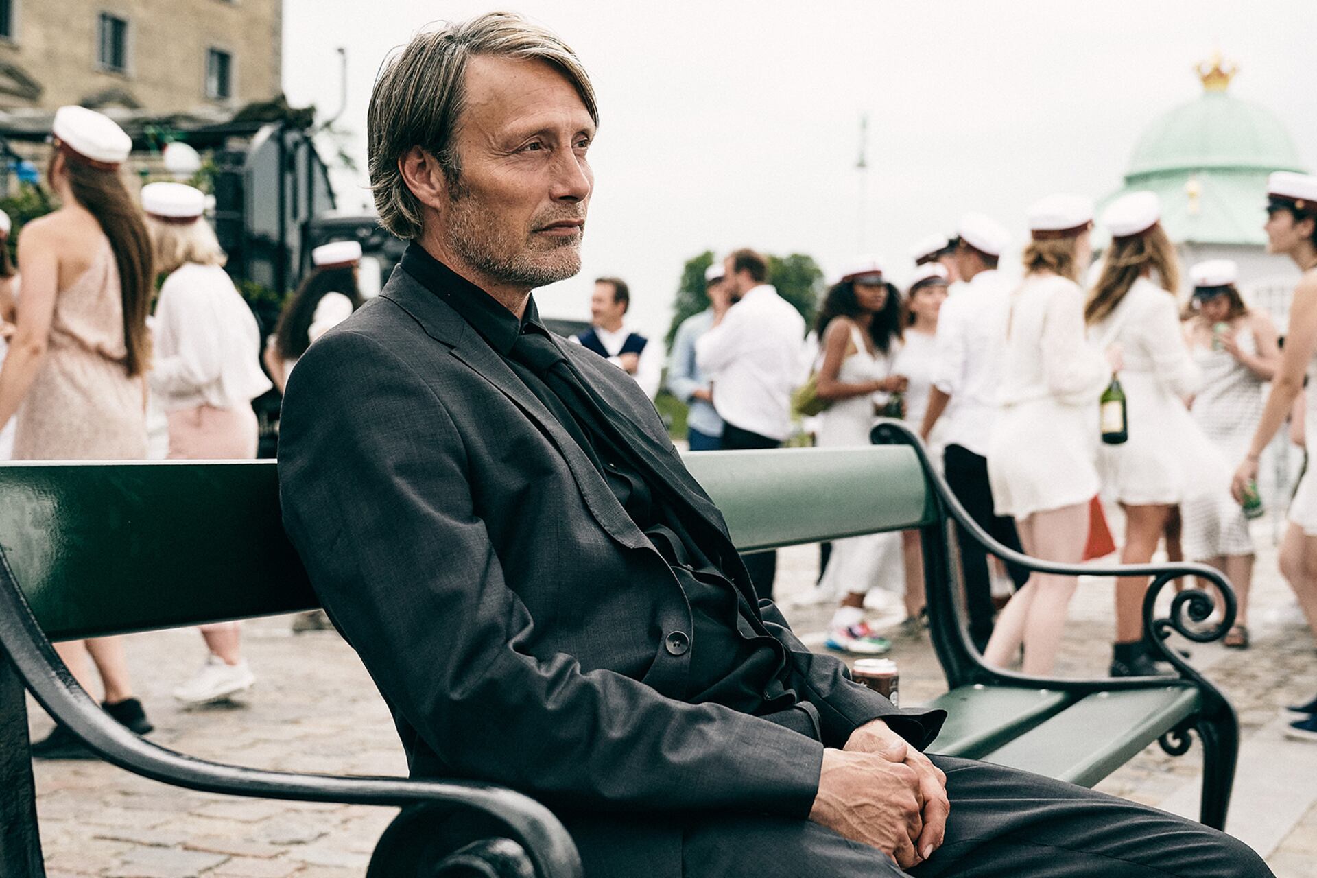 Mikkelsen lleva la depresión en el rostro y la confusión en el cerebro.