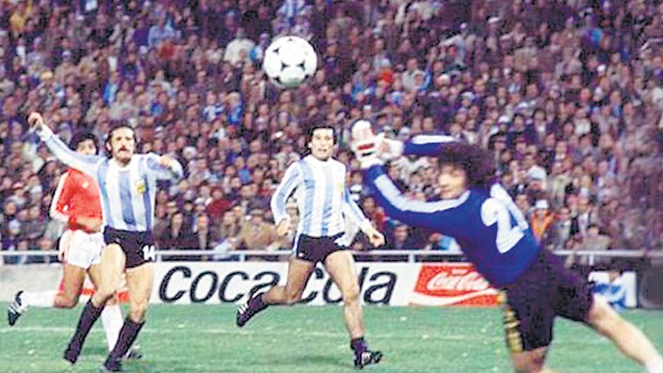 La goleada de Argentina encontró un aliado en la pobre actuación del arquero Ramón Quiroga.