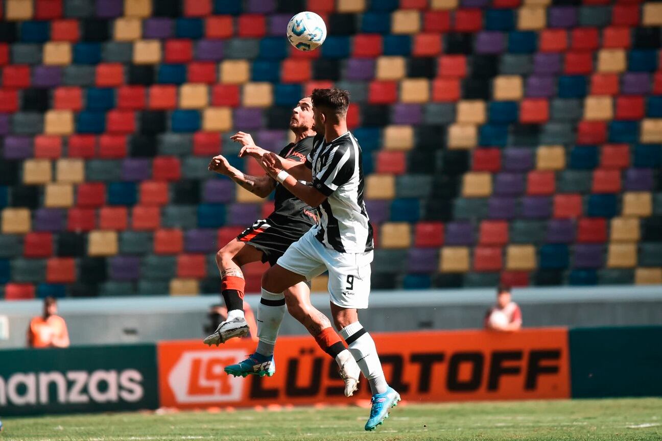 Central Córdoba y Estudiantes se prepartieron el juego y los puntos.