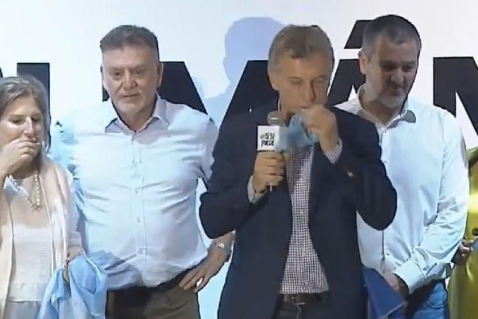 En su visita a Tucumán, Macri besó un pañuelo celeste. Antes, en Mendoza, había dicho estar "claramente a favor de las dos vidas".