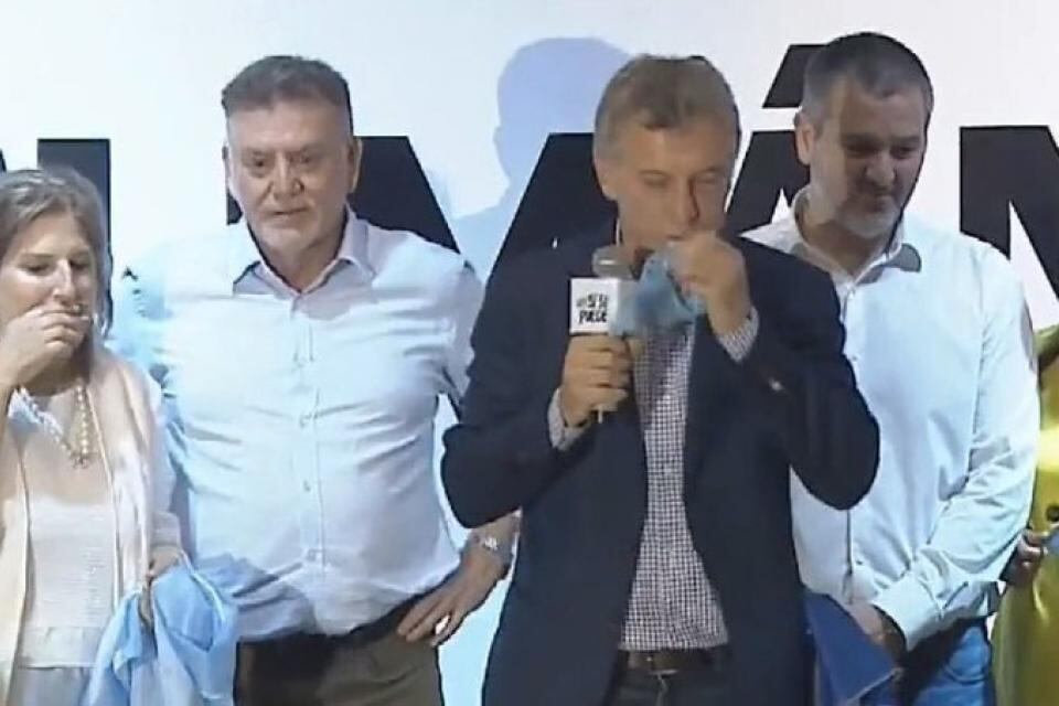 En su visita a Tucumán, Macri besó un pañuelo celeste. Antes, en Mendoza, había dicho estar "claramente a favor de las dos vidas".