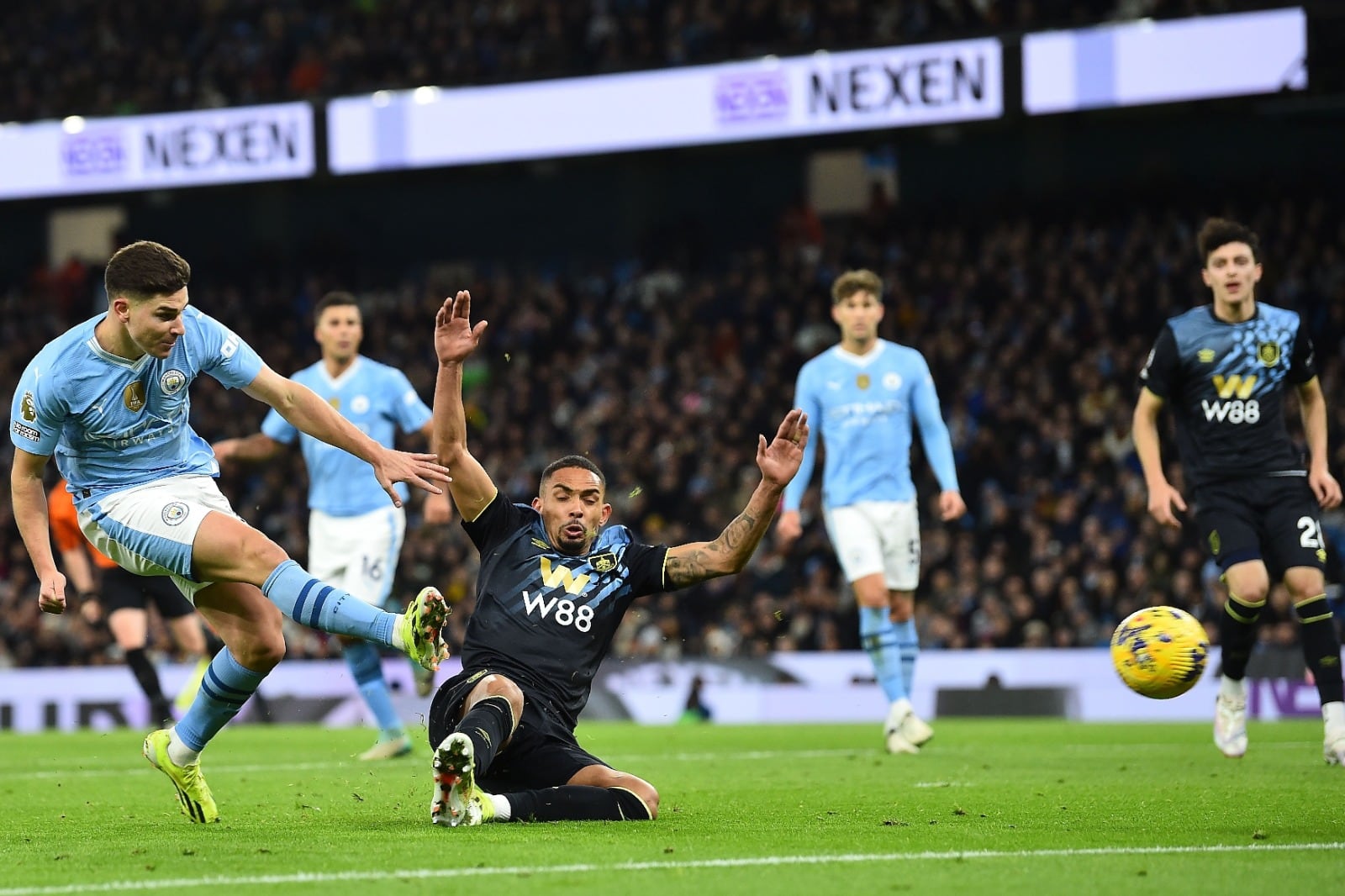 Julián Alvarez anota el segundo de sus dos goles en su cumpleaños 24.