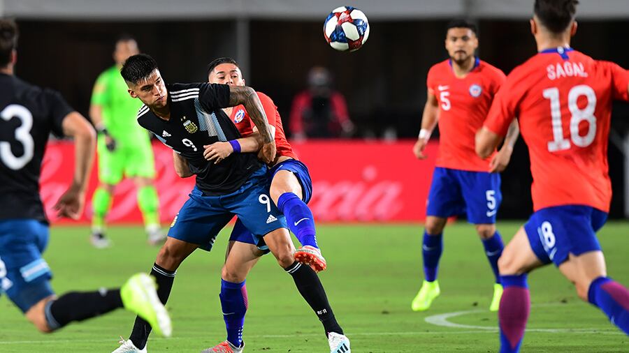 Joaquín Correa intenta maniobrar ante la marca de Paulo Díaz.