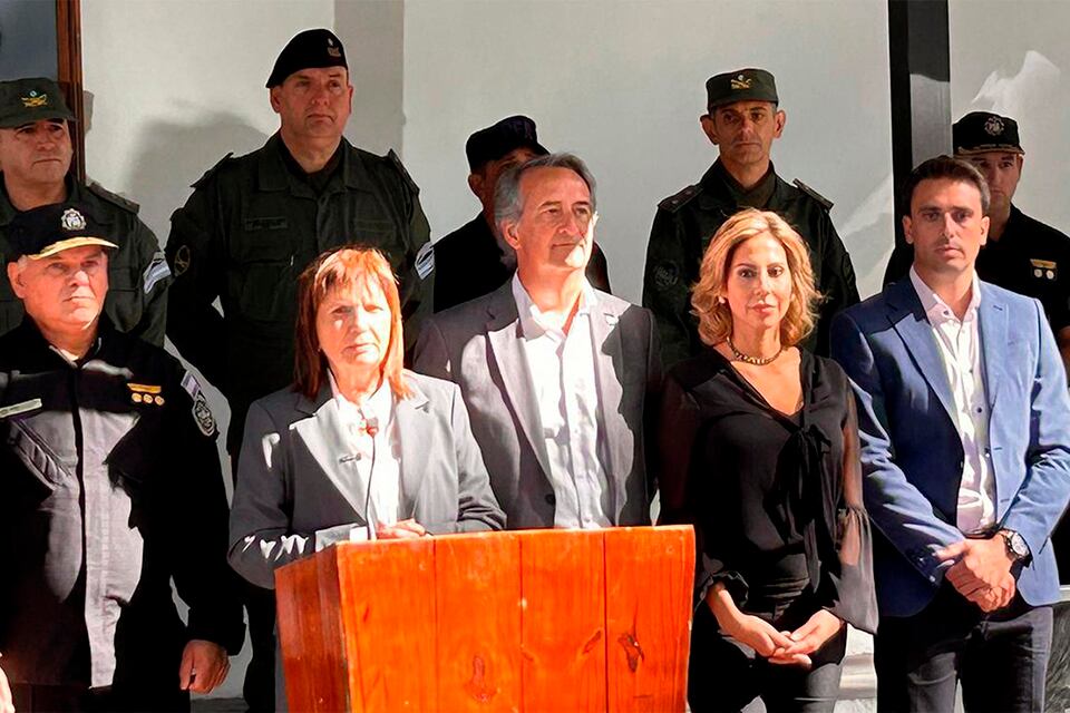 Bullrich flanqueada por fuerzas de seguridad, Mayoraz, Diez y Aleart.