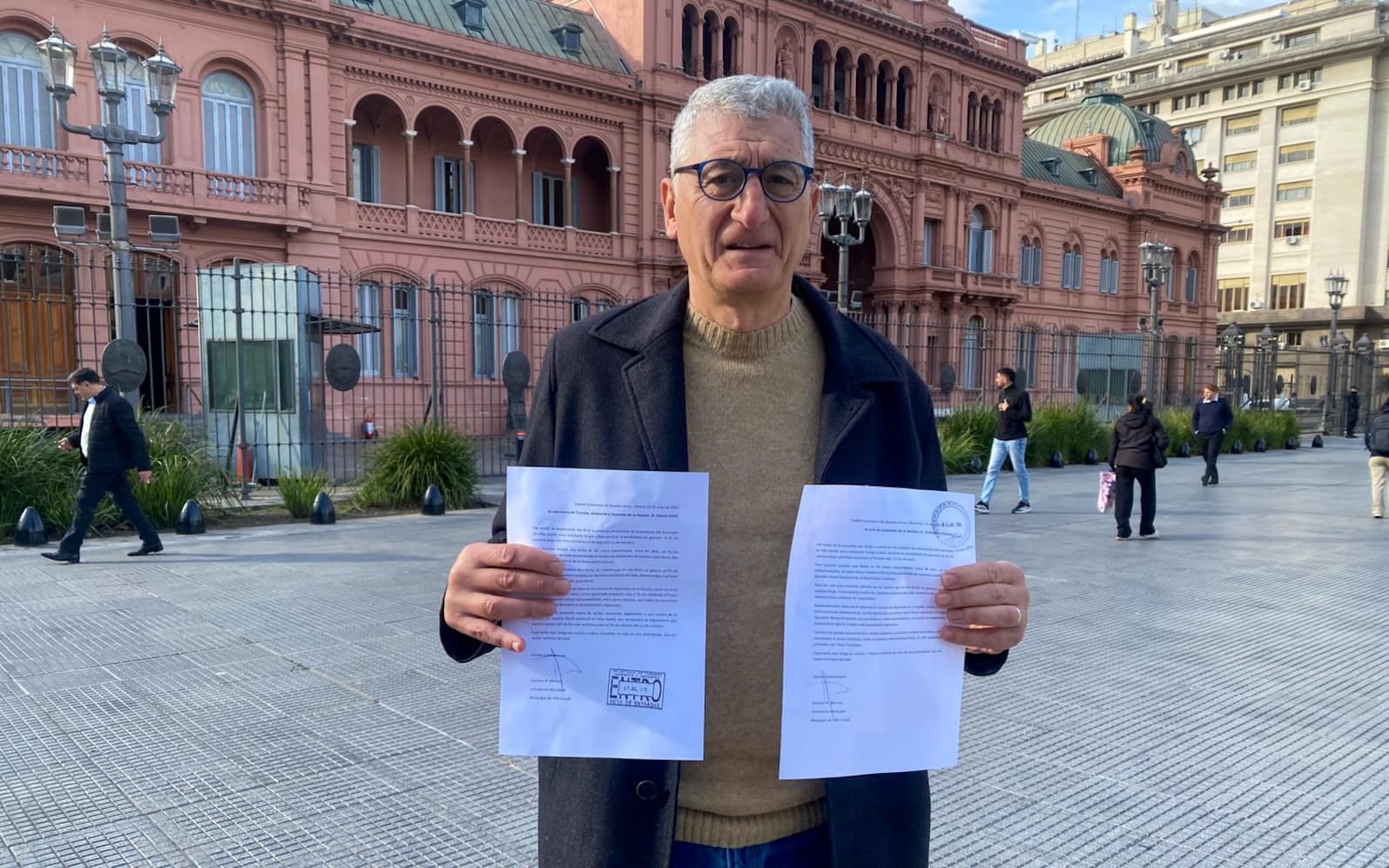 Gustavo Barrera llevó otro petitorio a Casa Rosada.