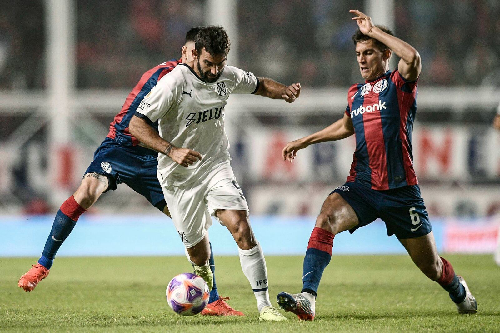 Cauteruccio intenta escaparse de la marca de Gattoni.