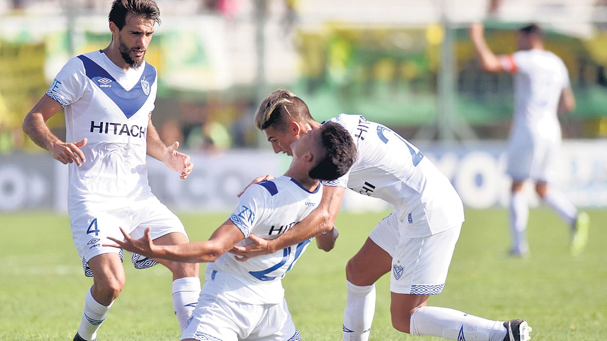 Amarilla celebra su gol de rodillas al cielo.