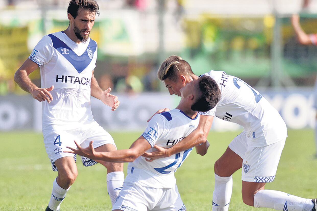 Amarilla celebra su gol de rodillas al cielo.