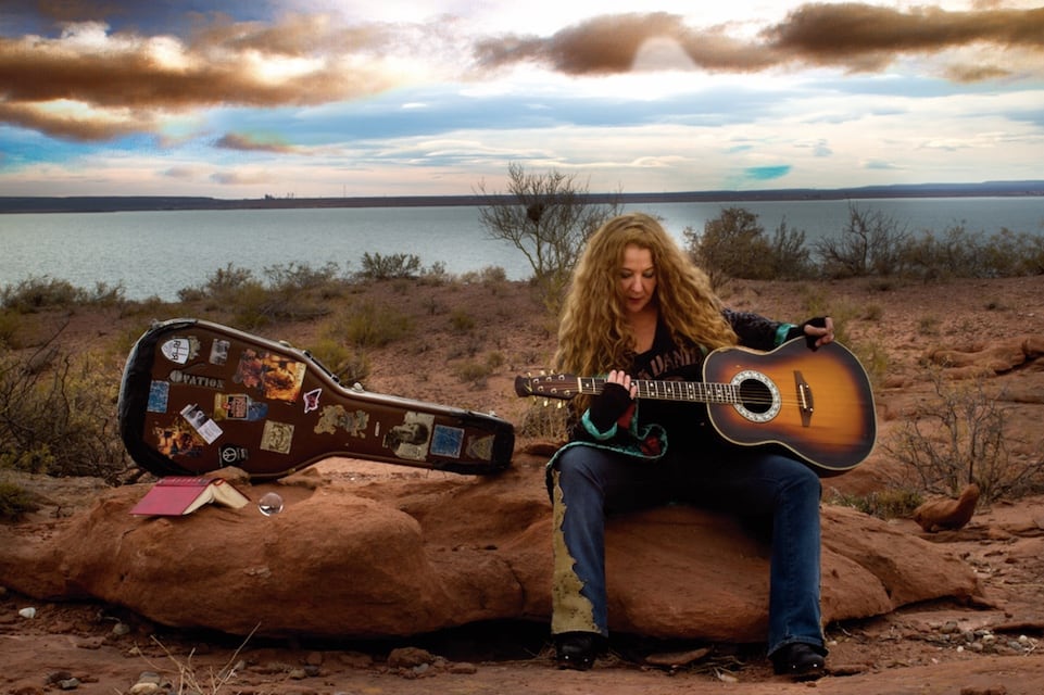 Claudia Puyó tiene nuevo disco, Cazadora de cielos