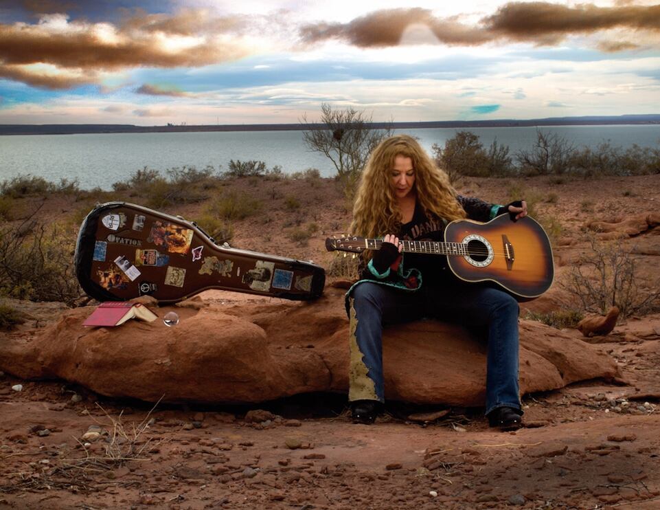 Claudia Puyó tiene nuevo disco, Cazadora de cielos